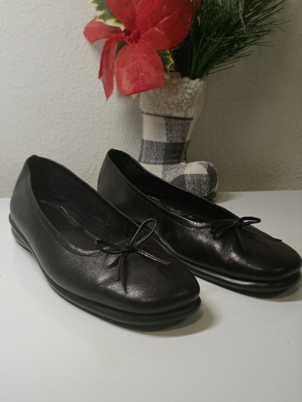 Classic Black Leather Ballet Flats with Bow Detail - Picture 5 of 8